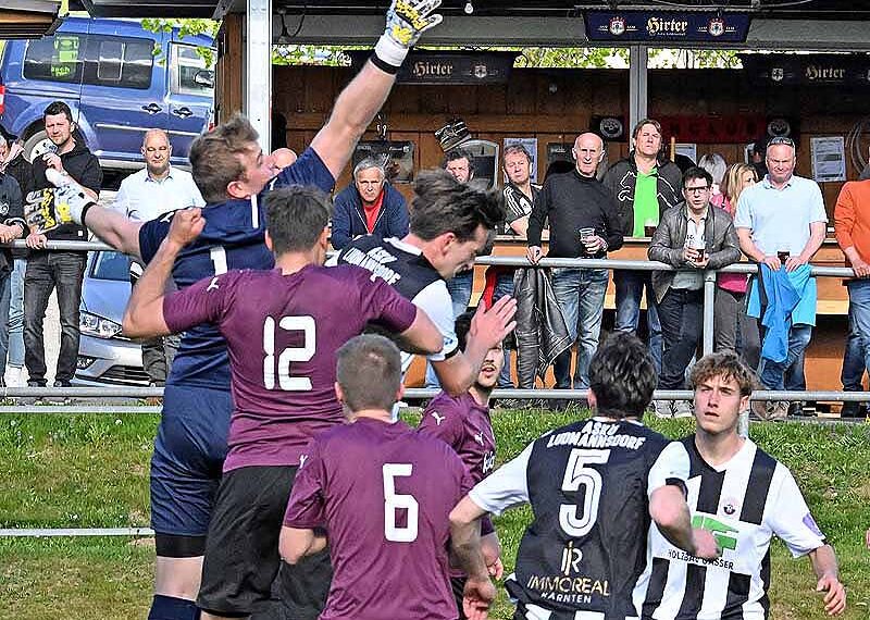 Fussball, 2023-04-30 ; UL Ost Ludmannsdorf weiss/schwarz- Mittlern dunkelrot/schwarz
im Bild: Ludmannsdorf Markus Partl - Mittlern Benjamin Ewichart
PhotoCredit: Hermann Sobe