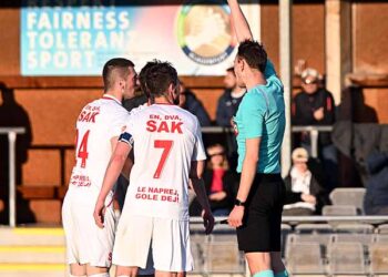 Fussball, 2023-04-06 ; RL, SAK weiss - LASK Am schwarz im Bild: SAK Darjan Aleksic rot SR Schnur Julian PhotoCredit: Hermann Sobe