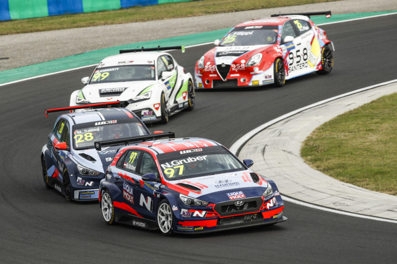 97 Nico GRUBER (aut), Engstler Hyundai N Liqui Moly Racing Team, Hyundai i30 N TCR, action and 28 SAPAG Jose Manuel (arg), Target Competition srl, Hyundai i30 N TCR, action during the 2020 FIA WTCR Race of Hungary, 4th round of the 2020 FIA World Touring Car Cup, on the Hungaroring, from October 16 to 18, 2020 in Mogyoród, near Budapest, Hungary - Photo Xavi Bonilla / DPPI