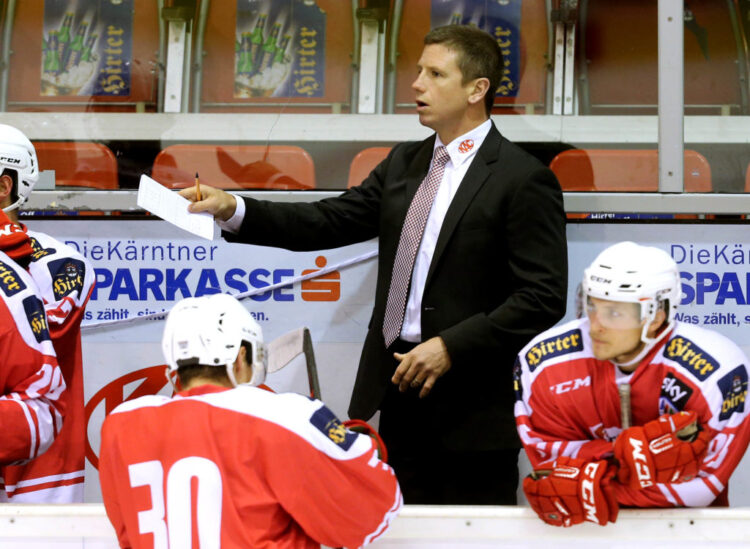 Eishockey AHL. Sky Alps Hockey League. KAC gegen Jesenice. Trainer Kirk Furey (KAC). Klagenfurt, am 18.10.2016.
Foto: Kuess
