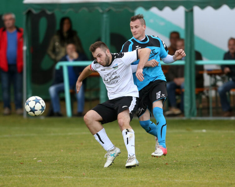 Fussball. 1. Klasse B. Ledenitzen gegen Maria Gail. Mario Petschnig (Ledenitzen), Mario Turner (Maria Gail). Ledenitzen, 5.11.2017.
Foto: Kuess