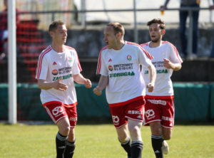 Fussball Kaerntner Liga. St. Jakob/Ros. gegen St. Michael/Bl.. Torjubel Uros Roser, Arnold Gross (St.Michael). St. Jakob, am 30.3.2019. Foto: Kuess