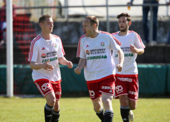 Fussball Kaerntner Liga. St. Jakob/Ros. gegen St. Michael/Bl.. Torjubel Uros Roser, Arnold Gross (St.Michael). St. Jakob, am 30.3.2019. Foto: Kuess