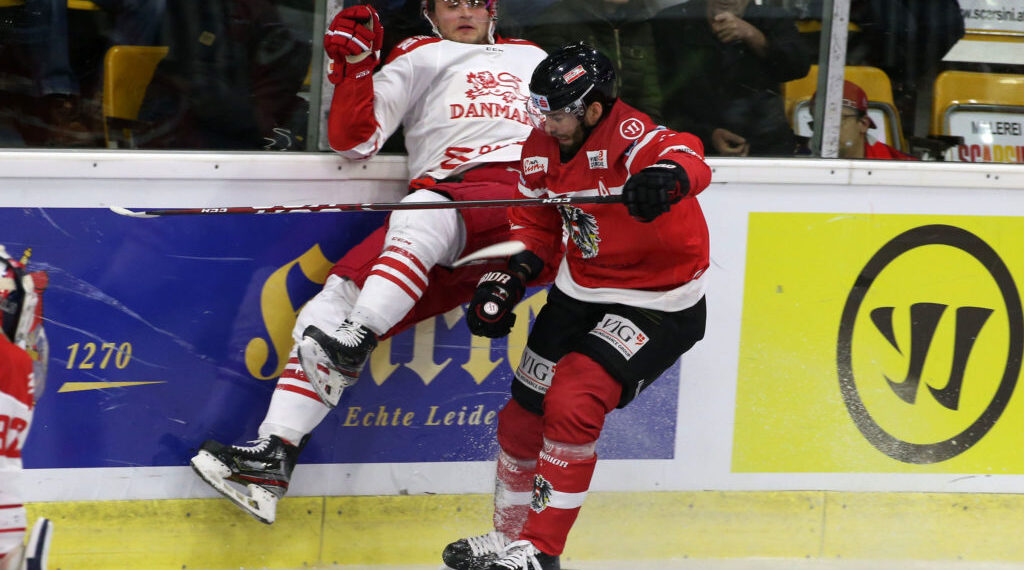 Eishockey Laenderspiel. Oesterreich gegen Daenemark. Peter Schneider,  (Oesterreich), Anders Krogsgaard (Daenemark). Klagenfurt, am 8.2.2020.
Foto: Kuess
www.qspictures.net