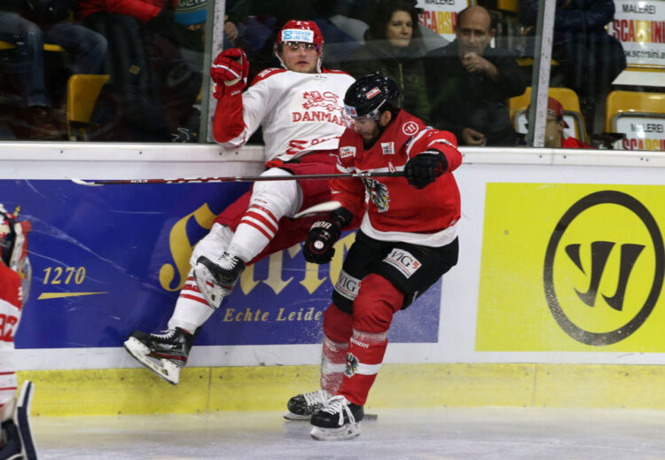 Eishockey Laenderspiel. Oesterreich gegen Daenemark. Peter Schneider,  (Oesterreich), Anders Krogsgaard (Daenemark). Klagenfurt, am 8.2.2020.
Foto: Kuess
www.qspictures.net