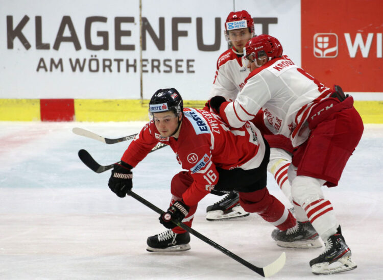 Eishockey Laenderspiel. Oesterreich gegen Daenemark. Dominic Zwerger,  (Oesterreich), Anders Krogsgaard (Daenemark). Klagenfurt, am 8.2.2020.
Foto: Kuess
www.qspictures.net
