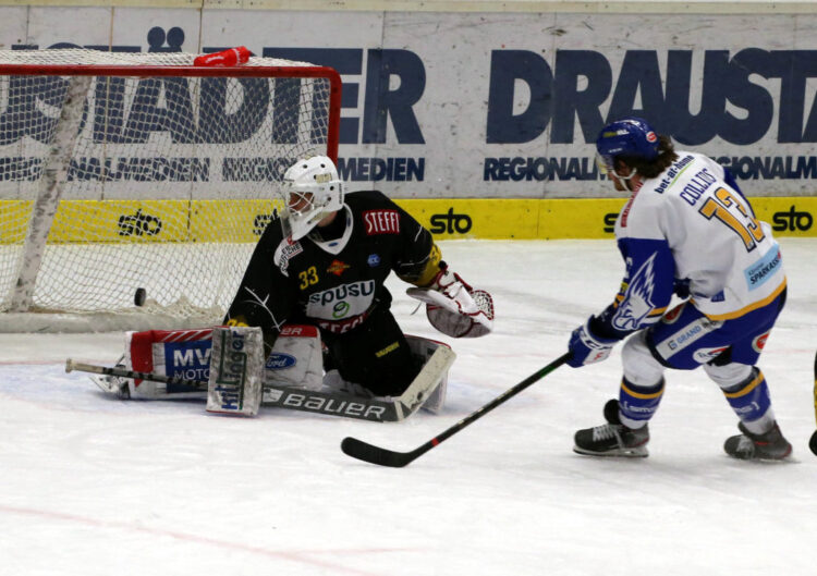 EBEL. Eishockey Bundesliga. VSV gegen Vienna Capitals.  Chris Collins,  (VSV),  Sebastian Wraneschitz (Vienna Capitals). Villach, am 2.2.2021.
Foto: Kuess
www.qspictures.net
