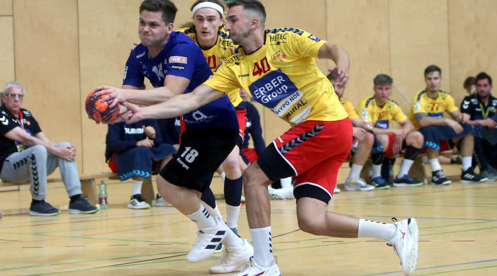 Handball spusu Liga. SC Ferlach gegen UHK Krems. Peter Keresztes (Ferlach), Oliver Nikic (Krems). Ferlach, am 15.5.2021. Foto: Kuess www.qspictures.net