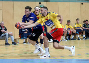 Handball spusu Liga. SC Ferlach gegen UHK Krems. Peter Keresztes (Ferlach), Oliver Nikic (Krems). Ferlach, am 15.5.2021. Foto: Kuess www.qspictures.net