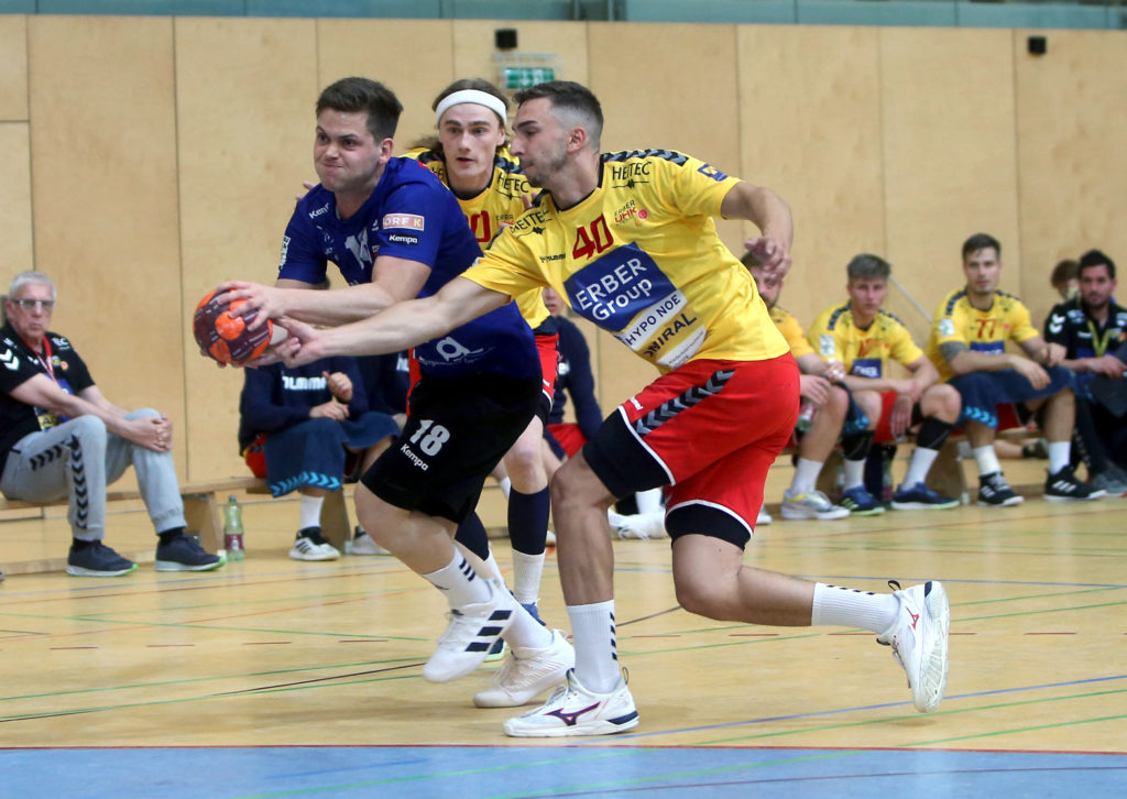 Handball spusu Liga. SC Ferlach gegen UHK Krems. Peter Keresztes (Ferlach), Oliver Nikic (Krems). Ferlach, am 15.5.2021. Foto: Kuess www.qspictures.net