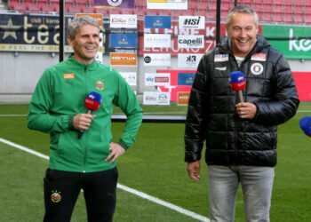 Klagenfurt Trainer Peter Pacult mit Neo-Wolfsberg Coach Dietmar Kühbauer. Foto: Kuess www.qspictures.net