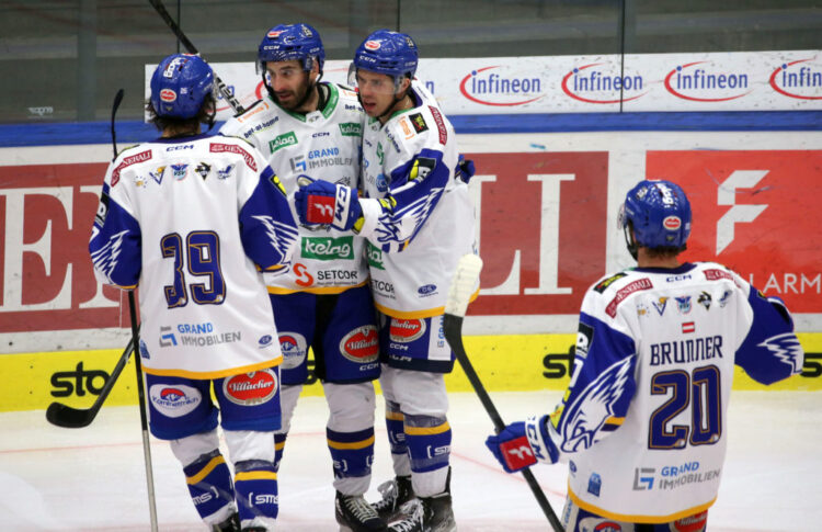 EBEL. Eishockey Bundesliga. VSV gegen Hydro Fehervar AV 19. Torjubel Travis Oleksuk, Scott Kosmachuk, Luca Potocnik, Nico Brunner (VSV). Villach, am 6.2.2022.
Foto: Kuess
www.qspictures.net
