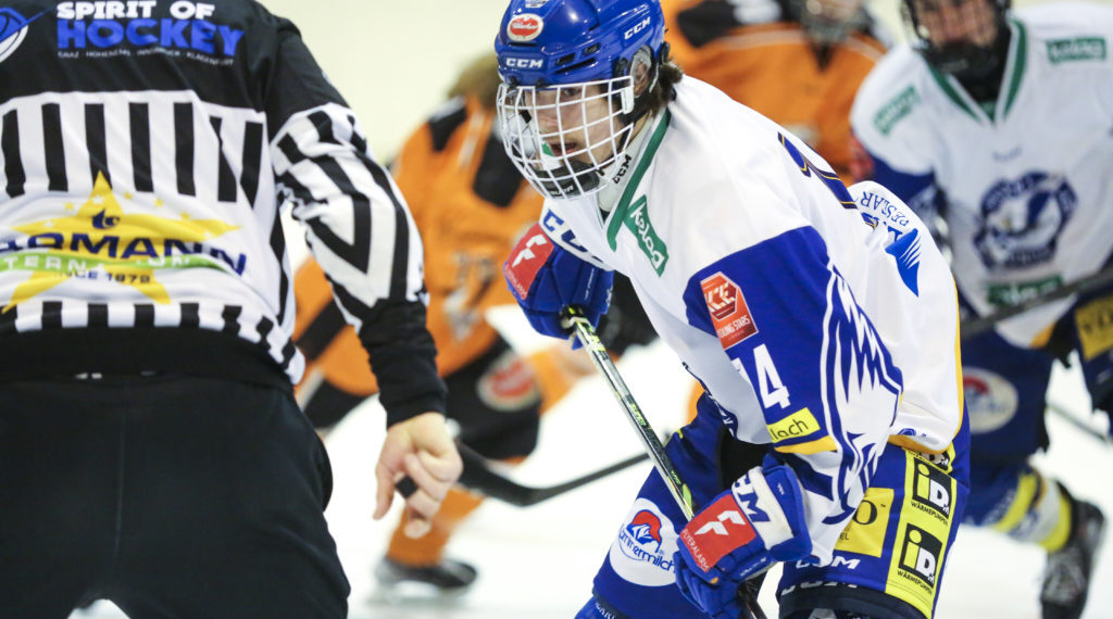 Velden, AUSTRIA - March 10: 3. Finale USC Velden vs EC VSV Juniors at Eishalle on March 10, 2022 in Velden, Kärnten, AUSTRIA. (Photo by Ernst Krawagner sport-fan.at)