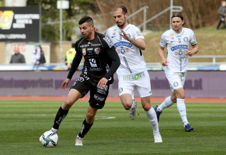 Fussball Bundesliga. Meistergruppe. WAC gegen SK Puntigamer Sturm Graz. Tai Baribo, (WAC), Jon Gorenc Stankovic (Graz). Wolfsberg, am 3.4.2022.
Foto: Kuess
www.qspictures.net
