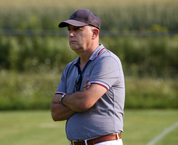 Fussball 1. KLasse. DSG Ferlach gegen St. Margareten im Rosental. Trainer Nevenko Vasiljevic (St. Margareten). Ferlach, am 23.7.2022.
Foto: Kuess