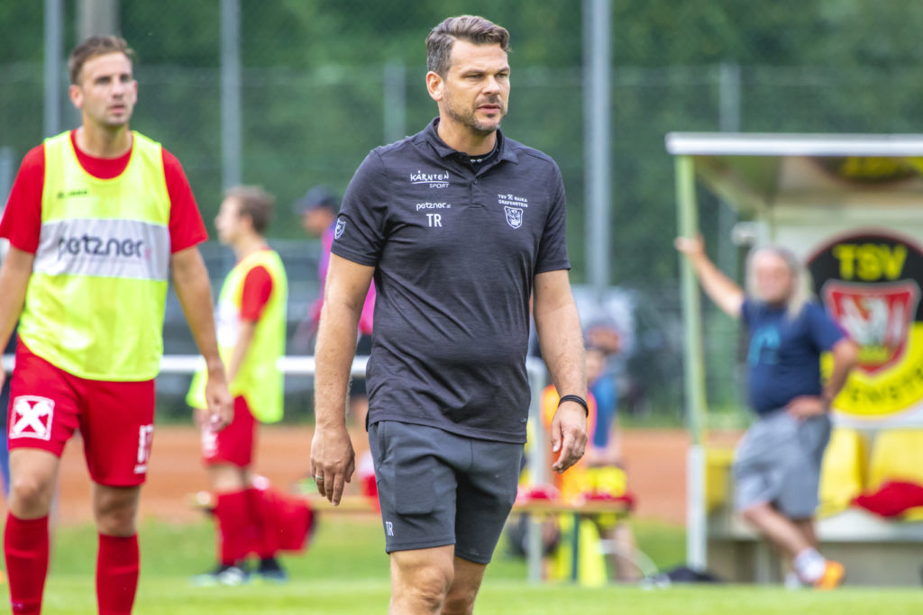 TSV Grafenstein tauscht Weitensfelder gegen Rutnig? 1 TSV Grafenstein - SK Maria Saal am 02.08.2022 in Grafenstein
(Sportplatz), AUSTRIA, (Photo by Ernst Krawagner sport-fan.at), Stefan Weitensfelder (Trainer TSV Grafenstein)