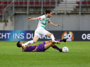Fussball Bundesliga. SK Austria Klagenfurt gegen WSG Tirol. Kosmas Gkezos (Klagenfurt), Thomas Sabitzer (Tirol). Klagenfurt, am 29.10.2022. Foto: Kuess