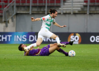 Fussball Bundesliga. SK Austria Klagenfurt gegen WSG Tirol. Kosmas Gkezos (Klagenfurt), Thomas Sabitzer (Tirol). Klagenfurt, am 29.10.2022. Foto: Kuess