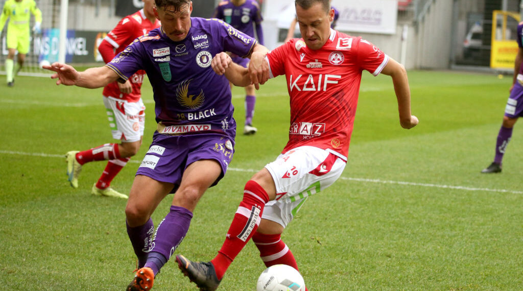 Fussball Woertherseecup. SK Austria Klagenfurt gegen GAK. Christopher Wernitznig (Austria), Michael Liendl (GAK), Klagenfurt, am 19.11.2022.
Foto: Kuess