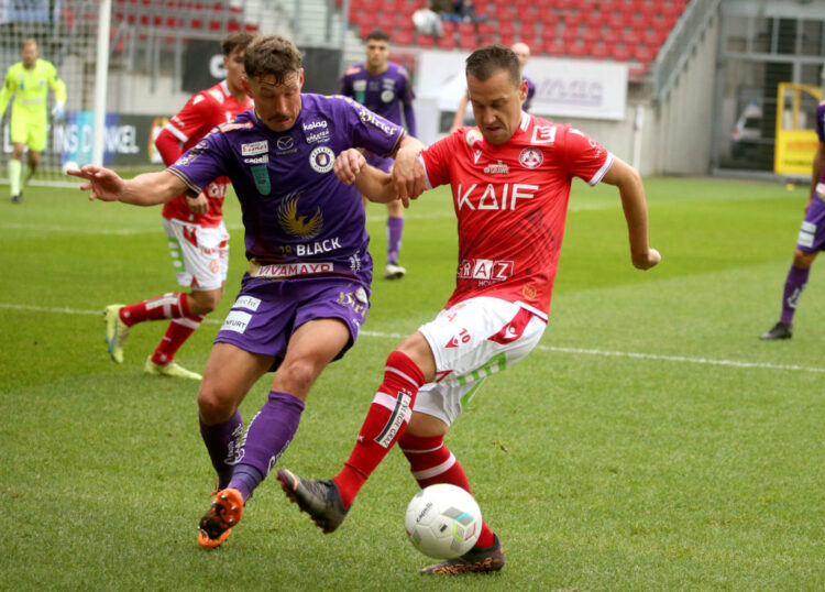 Fussball Woertherseecup. SK Austria Klagenfurt gegen GAK. Christopher Wernitznig (Austria), Michael Liendl (GAK), Klagenfurt, am 19.11.2022.
Foto: Kuess