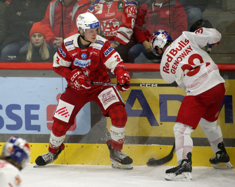 EBEL. Eishockey Bundesliga. EC KAC gegen Salzburg. Tobias Sablattnig, (KAC), Chay Genoway (Salzburg). Klagenfurt, am 9.12.2022.
Foto: Kuess
www.qspictures.net