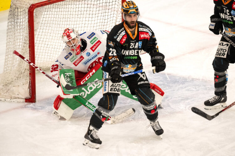 Tormann Sebastian Dahm (EC KAC), Martin Schumnig (Steinbach Black Wings Linz) Steinbach Black Wings Linz vs EC KAC, 50. Runde ICE Hockey League, Steinbach Black Wings Linz, Linz AG Eisarena