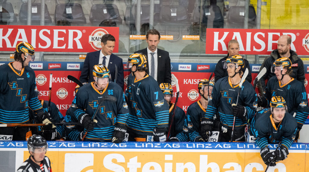 Head Coach Philipp Lukas (Steinbach Black Wings Linz), Brian Lebler (Steinbach Black Wings Linz) auf der Spielerbank Testspiel Steinbach Black Wings Linz vs EC Bad Nauheim, Linz AG Eisarena, pre season