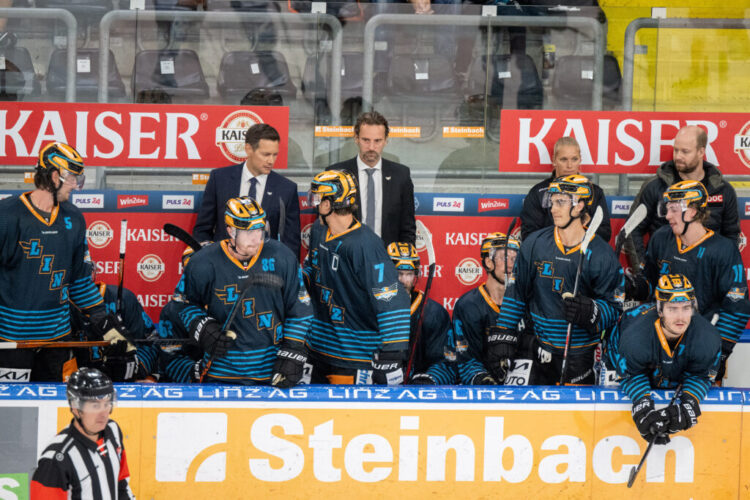 Head Coach Philipp Lukas (Steinbach Black Wings Linz), Brian Lebler (Steinbach Black Wings Linz) auf der Spielerbank Testspiel Steinbach Black Wings Linz vs EC Bad Nauheim, Linz AG Eisarena, pre season