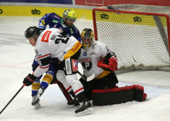 EBEL. Eishockey Bundesliga. EC VSV gegen BEMER Pioneers Vorarlberg. Alexander Rauchenwald, (VSV), Christian Bull, Alex Caffi (Vorarlberg). Villach, am 8.1.2023 Foto: Kuess www.qspictures.net