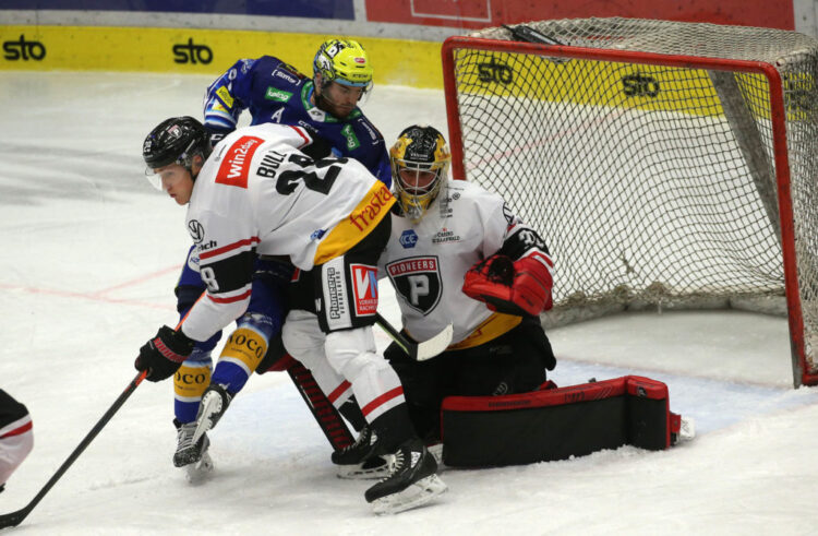 EBEL. Eishockey Bundesliga. EC VSV gegen BEMER Pioneers Vorarlberg. Alexander Rauchenwald, (VSV), Christian Bull, Alex Caffi (Vorarlberg). Villach, am 8.1.2023 Foto: Kuess www.qspictures.net