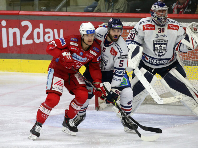 EBEL. Eishockey Bundesliga. EC KAC gegen  Hydro Fehervar AV 19.   Matthew Fraser, (KAC),    Bence Stipsicz  (Fehervar). Klagenfurt, am 17.1.2023.
Foto: Kuess
www.qspictures.net