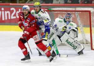 EBEL. Eishockey Bundesliga. EC KAC gegen VSV. Manuel Ganahl, (KAC), Marco Richter, Alexander Schmidt (VSV). Klagenfurt, am 14.3.2023. Foto: Kuess www.qspictures.net
