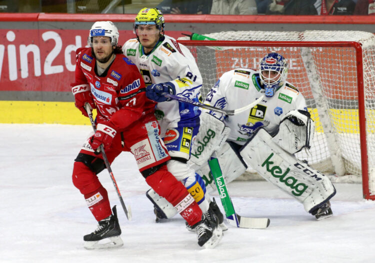EBEL. Eishockey Bundesliga. EC KAC gegen VSV. Manuel Ganahl, (KAC), Marco Richter, Alexander Schmidt (VSV). Klagenfurt, am 14.3.2023. Foto: Kuess www.qspictures.net
