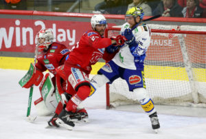 EBEL. Eishockey Bundesliga. EC KAC gegen VSV. Steven Strong, Sebastian Dahm, (KAC), Robert Sabolic (VSV). Klagenfurt, am 14.3.2023. Foto: Kuess www.qspictures.net