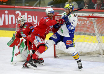 EBEL. Eishockey Bundesliga. EC KAC gegen VSV. Steven Strong, Sebastian Dahm, (KAC), Robert Sabolic (VSV). Klagenfurt, am 14.3.2023. Foto: Kuess www.qspictures.net