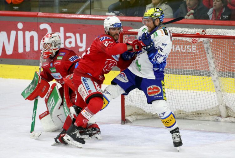 EBEL. Eishockey Bundesliga. EC KAC gegen VSV. Steven Strong, Sebastian Dahm, (KAC), Robert Sabolic (VSV). Klagenfurt, am 14.3.2023. Foto: Kuess www.qspictures.net