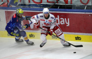 EBEL. Eishockey Bundesliga. EC VSV gegen KAC. Alexander Rauchenwald, (VSV), Simeon Schwinger (KAC). Villach, am 17.3.2023. Foto: Kuess www.qspictures.net