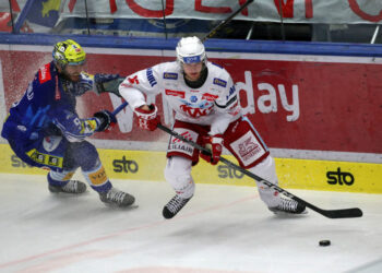 EBEL. Eishockey Bundesliga. EC VSV gegen KAC. Alexander Rauchenwald, (VSV), Simeon Schwinger (KAC). Villach, am 17.3.2023. Foto: Kuess www.qspictures.net