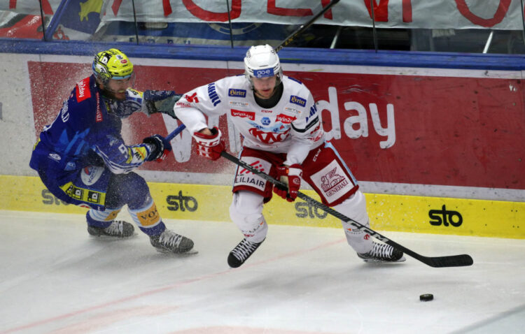 EBEL. Eishockey Bundesliga. EC VSV gegen KAC. Alexander Rauchenwald, (VSV), Simeon Schwinger (KAC). Villach, am 17.3.2023. Foto: Kuess www.qspictures.net