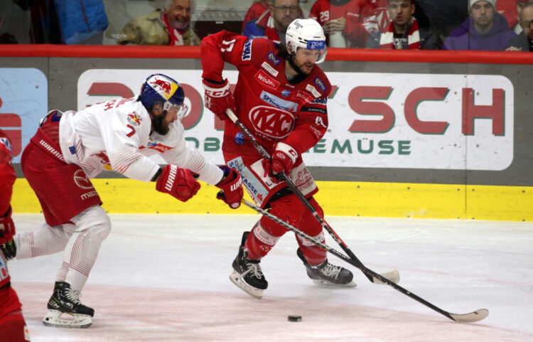 EBEL. Eishockey Bundesliga. EC KAC gegen Salzburg.   Manuel Ganahl, (KAC),  Martin Stajnoch    (Salzburg). Klagenfurt, am 31.3.2023.
Foto: Kuess
www.qspictures.net