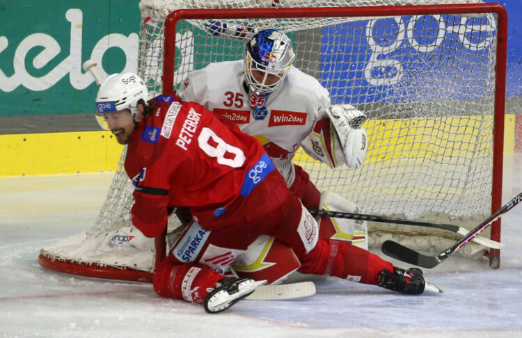 EBEL. Eishockey Bundesliga. EC KAC gegen Salzburg. Nicholas Eric Petersen, (KAC), Atte Tolvanen (Salzburg). Klagenfurt, am 31.3.2023.
Foto: Kuess
www.qspictures.net