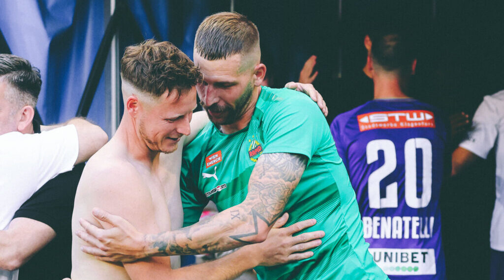 Insider: Burgstaller Pass in Maria Saal – doch wohin führt der Weg? 1 Fabian Miesenböck, (Klagenfurt), Guido Burgstaller (Rapid). Foto: Josef Kuess