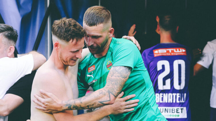 Fabian Miesenböck, (Klagenfurt), Guido Burgstaller (Rapid). Foto: Josef Kuess