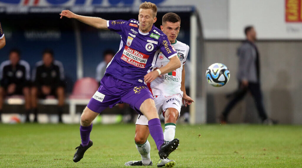 Fussball Bundesliga. SK Austria Klagenfurt gegen WAC. Christopher Cvetko, (Klagenfurt), Adis Jasic (WAC). Klagenfurt, am 9.8.2023.
Foto: Kuess