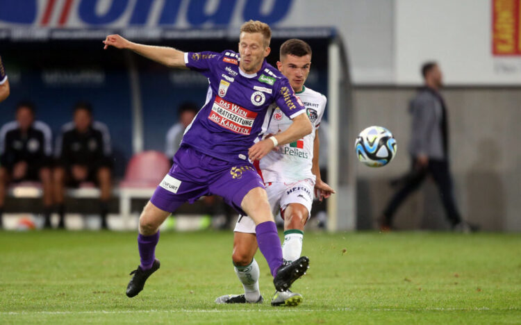 Fussball Bundesliga. SK Austria Klagenfurt gegen WAC. Christopher Cvetko, (Klagenfurt), Adis Jasic (WAC). Klagenfurt, am 9.8.2023.
Foto: Kuess
