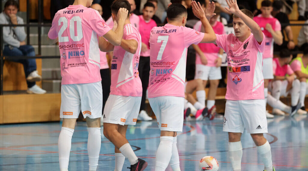 Kärntner Futsal-Power: Carinthia Flamengo Futsal Club vor Bundesliga-Debüt 1 Futsal. Carinthia Flamengo Futsal Club gegen LPSV-Kaernten. Torjubel Faris Buljubasic, Hasan Kupinic, Enes Brdjanovic, Smajl Delic (C.F.F.C), Klagenfurt, 26.11.2023. Foto: Kuess www.qspictures.net