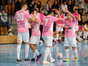 Futsal. Carinthia Flamengo Futsal Club gegen LPSV-Kaernten. Torjubel Faris Buljubasic, Hasan Kupinic, Enes Brdjanovic, Smajl Delic (C.F.F.C), Klagenfurt, 26.11.2023. Foto: Kuess www.qspictures.net