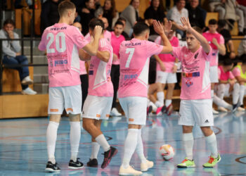 Futsal. Carinthia Flamengo Futsal Club gegen LPSV-Kaernten. Torjubel Faris Buljubasic, Hasan Kupinic, Enes Brdjanovic, Smajl Delic (C.F.F.C), Klagenfurt, 26.11.2023. Foto: Kuess www.qspictures.net