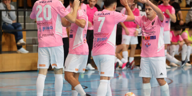 Kärntner Futsal-Power: Carinthia Flamengo Futsal Club vor Bundesliga-Debüt 1 Futsal. Carinthia Flamengo Futsal Club gegen LPSV-Kaernten. Torjubel Faris Buljubasic, Hasan Kupinic, Enes Brdjanovic, Smajl Delic (C.F.F.C), Klagenfurt, 26.11.2023. Foto: Kuess www.qspictures.net