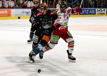 Patrick Söllinger (Steinbach Black Wings Linz), Brad McClure (HCB Suedtirol Alperia) Foto: Eisenbauer
